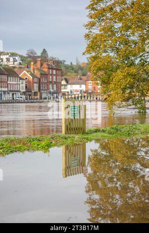 Bewdley, Großbritannien. Oktober 2023. Bewdley nach Storm Babet. Die Wasserstände der Flüsse sind nach wie vor sehr hoch, und die Hochwasserbarrieren sind immer noch vorhanden, da große Bereiche vom geschwollenen Fluss Severn verschlossen werden. Quelle: Lee Hudson Stockfoto