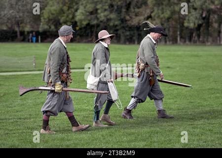 Sealed Knot, die am 23. Oktober 1642 die erste Schlacht der englischen Bürgerkriege zwischen Karl 1 nachspielt Stockfoto