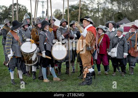 Sealed Knot, die am 23. Oktober 1642 die erste Schlacht der englischen Bürgerkriege in England Großbritannien nachspielt Stockfoto