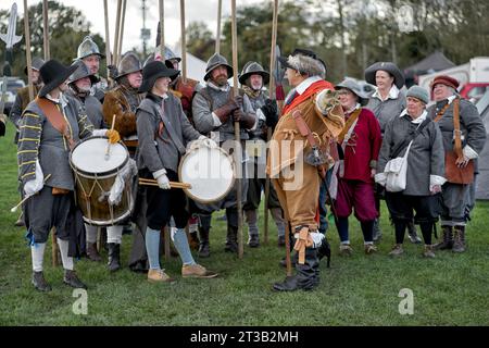 Sealed Knot, die am 23. Oktober 1642 die erste Schlacht der englischen Bürgerkriege in England Großbritannien nachspielt Stockfoto