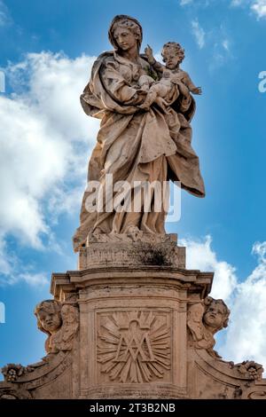 Jungfrau und Kind an der Fassade von Santa Maria Maggiore, Rom, Italien Stockfoto