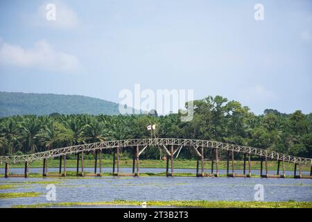 Resak Tembaga Wooden Bridge und Ökotourismus Attraktion in Nong Yai Royal Development Initiative Projects und Kaem Ling Regulating Reservoir für thai pe Stockfoto