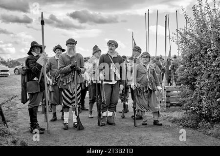 Sealed Knot, die am 23. Oktober 1642 die erste Schlacht der englischen Bürgerkriege in England Großbritannien nachspielt Stockfoto