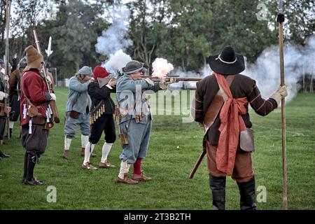 Sealed Knot, die am 23. Oktober 1642 die erste Schlacht der englischen Bürgerkriege in England Großbritannien nachspielt Stockfoto