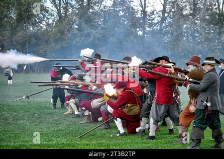 Sealed Knot, die am 23. Oktober 1642 die erste Schlacht der englischen Bürgerkriege in England Großbritannien nachspielt Stockfoto