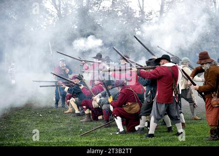 Sealed Knot, die am 23. Oktober 1642 die erste Schlacht der englischen Bürgerkriege in England Großbritannien nachspielt Stockfoto