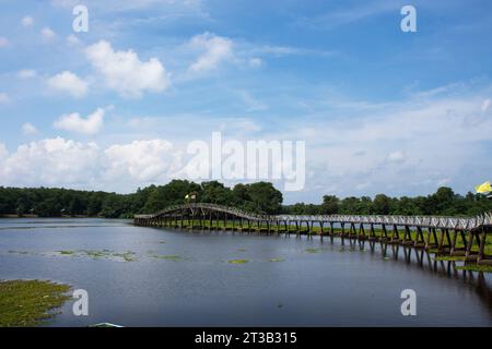 Resak Tembaga Wooden Bridge und Ökotourismus Attraktion in Nong Yai Royal Development Initiative Projects und Kaem Ling Regulating Reservoir für thai pe Stockfoto