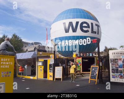 Deutschland, Berlin, Mitte, Außenansicht der Trabi World an der Zimmerstraße mit Stadtrundfahrten in alten Trabant-Zweitaktwagen. Stockfoto