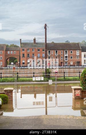 Bewdley, Großbritannien. Oktober 2023. Bewdley nach Storm Babet. Die Wasserstände der Flüsse sind nach wie vor sehr hoch, und die Hochwasserbarrieren sind immer noch vorhanden, da große Bereiche vom geschwollenen Fluss Severn verschlossen werden. Quelle: Lee Hudson Stockfoto