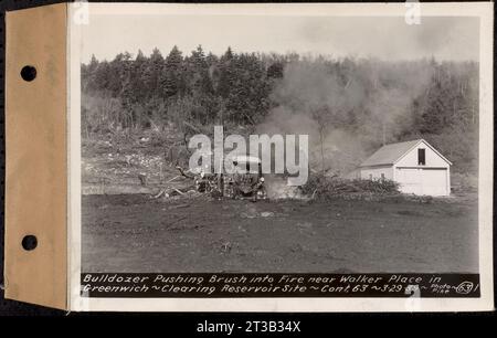 Vertrag Nr. 63, Clearing Central Part of Middle Branch, Quabbin Reservoir, New Salem, Petersham, Hardwick, Bulldozer drückt Bürste in Brand nahe Walker Place in Greenwich, Enfield, Mass., 29. März 1939 Stockfoto