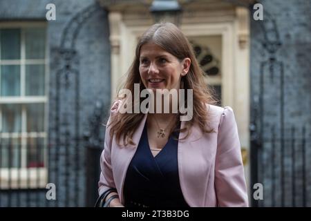 London, England, Großbritannien. Oktober 2023. MICHELLE DONELAN wird vor der Downing Street 10 gesehen, als Kabinettsversammlung. (Kreditbild: © Tayfun Salci/ZUMA Press Wire) NUR REDAKTIONELLE VERWENDUNG! Nicht für kommerzielle ZWECKE! Stockfoto