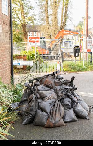 Bewdley, Großbritannien. Oktober 2023. Bewdley nach Storm Babet. Die Wasserstände der Flüsse sind nach wie vor sehr hoch, und die Hochwasserbarrieren sind immer noch vorhanden, da große Bereiche vom geschwollenen Fluss Severn verschlossen werden. Große Sandsäcke stapeln sich auf dem Bürgersteig, nachdem sie verwendet wurden, um das Eindringen von Hochwasser in Grundstücke zu verhindern. Quelle: Lee Hudson Stockfoto