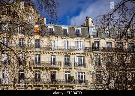 Pariser Architektur. Traditioneller Haussmann-Stil des 19. Jahrhunderts. Haussmann renovierte auf Wunsch von Kaiser Napoleon III. Einen großen Teil von Paris Stockfoto