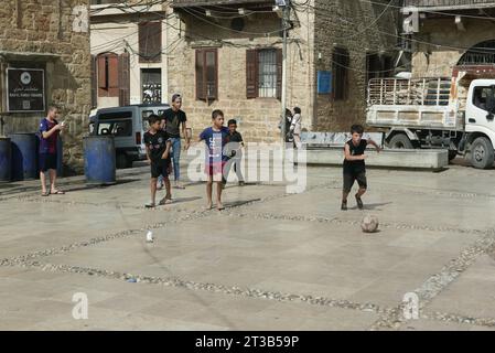 Kinder spielen im Souk von Saida, Libanon, 23. Oktober 2023. Saida, oder Sidon, ist die drittgrößte Stadt im Libanon und die Hauptstadt des Gouvernements Süd. (Foto: Elisa Gestri/SIPA USA) Stockfoto