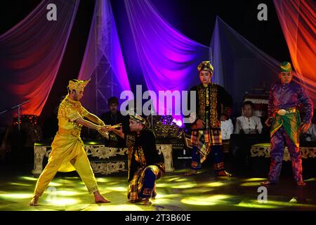 Das ASEAN Panji Festival ist ein Festival, das die Geschichte von Panji Asmarabangun und Dewi Candrakirana erzählt, das von der UNESCO anerkannt wurde. Stockfoto