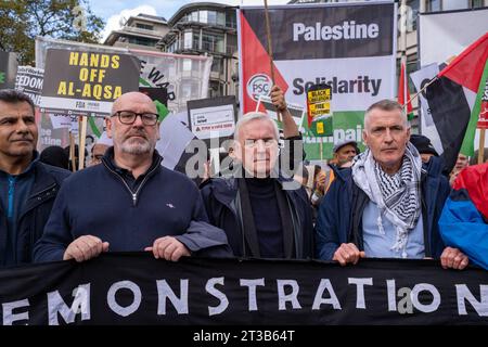 Tausende marschieren durch Zentral-London, um gegen Israels Militäraktion in Gazza zu protestieren. Stockfoto