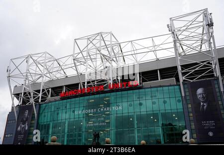 Eine Hommage an Sir Bobby Charlton ist nach seinem Tod im Alter von 86 Jahren vor dem Spiel der UEFA Champions League zwischen Manchester United und dem FC Kopenhagen in Old Trafford, Manchester, zu sehen. Charlton war ein wichtiges Mitglied der siegreichen englischen Weltmeisterschaft 1966 und erfreute sich auch auf Vereinsebene mit United, der 1968 als erster englischer Verein den Europapokal gewann. Bilddatum: Dienstag, 24. Oktober 2023. Stockfoto