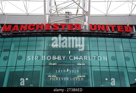 Eine Hommage an Sir Bobby Charlton ist nach seinem Tod im Alter von 86 Jahren vor dem Spiel der UEFA Champions League zwischen Manchester United und dem FC Kopenhagen in Old Trafford, Manchester, zu sehen. Charlton war ein wichtiges Mitglied der siegreichen englischen Weltmeisterschaft 1966 und erfreute sich auch auf Vereinsebene mit United, der 1968 als erster englischer Verein den Europapokal gewann. Bilddatum: Dienstag, 24. Oktober 2023. Stockfoto