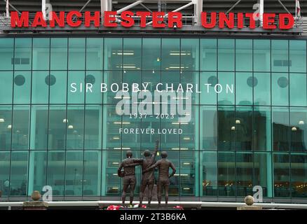 Eine Hommage an Sir Bobby Charlton ist nach seinem Tod im Alter von 86 Jahren vor dem Spiel der UEFA Champions League zwischen Manchester United und dem FC Kopenhagen in Old Trafford, Manchester, zu sehen. Charlton war ein wichtiges Mitglied der siegreichen englischen Weltmeisterschaft 1966 und erfreute sich auch auf Vereinsebene mit United, der 1968 als erster englischer Verein den Europapokal gewann. Bilddatum: Dienstag, 24. Oktober 2023. Stockfoto