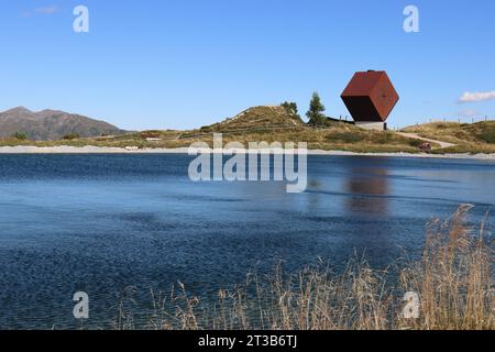 Wunderschöner Blick auf die Granatkapelle auf dem Penken-Sattel mit einem kleinen künstlichen See im Vordergrund Stockfoto