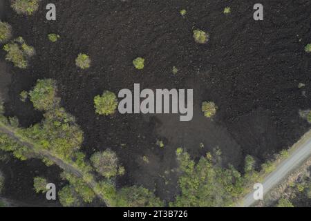 Schwarzer Hintergrund auf dem Boden des Felsens über der Drone Stockfoto