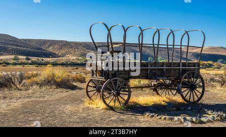 Über Three Island Crossing auf dem Oregon Trail befindet sich ein Pionierwagen Stockfoto