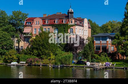 Alte Villen Und Neue Wohnhäuser, Spree Riverbank, Spree Promenade, Köpenick, Treptow, Oberspree, Berlin, Deutschland Stockfoto