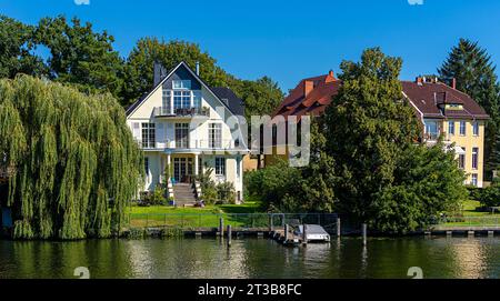 Alte Villen Und Neue Wohnhäuser, Spree Riverbank, Spree Promenade, Köpenick, Treptow, Oberspree, Berlin, Deutschland Stockfoto