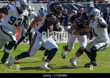 Chicago Bears Running Back Darrynton Evans (25) entzieht sich den Las Vegas Raiders Defensive Tackle Byron Young (93) und Linebacker Robert Spillane (41) während des regulären Saisonspiels der NFL zwischen den Las Vegas Raiders und Chicago Bears im Soldier Field in Chicago, IL am 22. Oktober 2023. Die Bears besiegten 30 die Raiders. (Max Siker / Bild von Sport) Stockfoto
