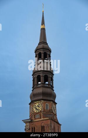 Der Kirchturm der Hauptkirche St. Katharinen in Hamburg Stockfoto