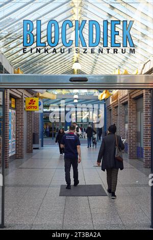 Eingang zum Einkaufszentrum in Bremen-Blockdiek, einem Ortsteil des Stadtteils Bremen-Osterholz. Blockdiek ist ein, von vielen Migranten bewohntes Neubauviertel aus den 1960er Jahren. *** Eingang zum Einkaufszentrum in Bremen Blockdiek, einem Stadtteil der Stadt Bremen Osterholz Blockdiek ist eine Neubausiedlung aus den 1960er Jahren, in der viele Migranten leben. Quelle: Imago/Alamy Live News Stockfoto