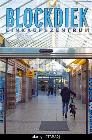 Eingang zum Einkaufszentrum in Bremen-Blockdiek, einem Ortsteil des Stadtteils Bremen-Osterholz. Blockdiek ist ein, von vielen Migranten bewohntes Neubauviertel aus den 1960er Jahren. *** Eingang zum Einkaufszentrum in Bremen Blockdiek, einem Stadtteil der Stadt Bremen Osterholz Blockdiek ist eine Neubausiedlung aus den 1960er Jahren, in der viele Migranten leben. Quelle: Imago/Alamy Live News Stockfoto