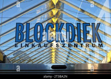 Eingang zum Einkaufszentrum in Bremen-Blockdiek, einem Ortsteil des Stadtteils Bremen-Osterholz. Blockdiek ist ein, von vielen Migranten bewohntes Neubauviertel aus den 1960er Jahren. *** Eingang zum Einkaufszentrum in Bremen Blockdiek, einem Stadtteil der Stadt Bremen Osterholz Blockdiek ist eine Neubausiedlung aus den 1960er Jahren, in der viele Migranten leben. Quelle: Imago/Alamy Live News Stockfoto