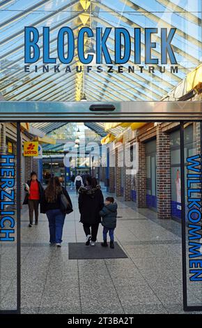 Eingang zum Einkaufszentrum in Bremen-Blockdiek, einem Ortsteil des Stadtteils Bremen-Osterholz. Blockdiek ist ein, von vielen Migranten bewohntes Neubauviertel aus den 1960er Jahren. *** Eingang zum Einkaufszentrum in Bremen Blockdiek, einem Stadtteil der Stadt Bremen Osterholz Blockdiek ist eine Neubausiedlung aus den 1960er Jahren, in der viele Migranten leben. Quelle: Imago/Alamy Live News Stockfoto