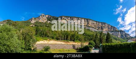 Grand Colombier Pass. Blick auf Haut Bugeythe, den Fluss Albarine, die Straße und den Bergrücken Stockfoto