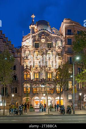 Nächtlicher Blick auf Casa Batllo von Antoni Gaudi, Barcelona, Spanien Stockfoto