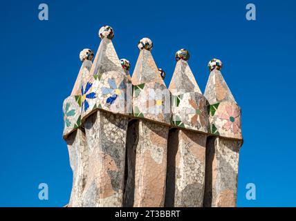 Schornsteinstapel auf dem Dach der Casa Batllo von Antoni Gaudi, Barcelona, Spanien Stockfoto