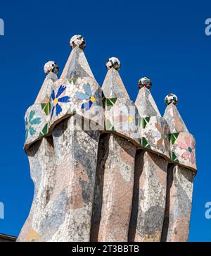 Schornsteinstapel auf dem Dach der Casa Batllo von Antoni Gaudi, Barcelona, Spanien Stockfoto