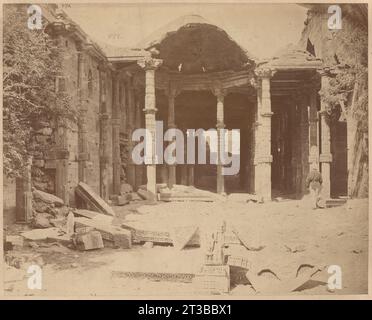 Blick auf den Säulensaal mit teilweise eingestürzter Kuppel, Adhai DIN Ka Jhonpra, Ajmer, Indien Stockfoto