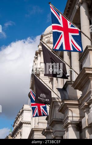 Die Union Jack Flagge fliegt an der Außenseite des Old war Office OWO in Whitehall, London, heute das gehobene Raffles Hotel. Stockfoto