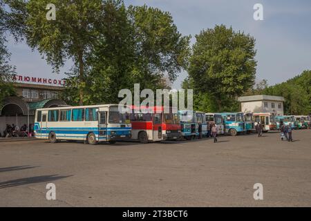 28.04.2022. Tadschikistan, Tursunzoda. Fuhrpark von Servicebussen. Stockfoto