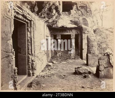 Blick von links auf das Innere der Veranda der buddhistischen Chaitya Halle, Höhle XXVI, Ajanta, Eingangstor links im Vordergrund und „Kapelle“ rechts Stockfoto