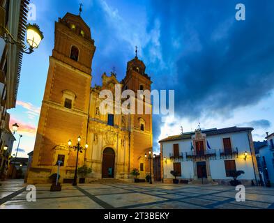Plaza Mayor mit der Kirche der Unbefleckten Empfängnis bei Sonnenuntergang im andalusischen Dorf Velez Rubio, Almeria. Stockfoto