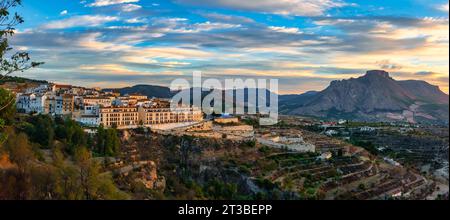 Panoramablick auf ein weißes andalusisches Dorf auf dem Hügel bei Sonnenaufgang, Velez Blanco, Almeria. Stockfoto