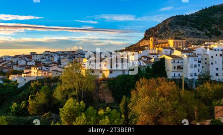 Panoramablick auf ein weißes andalusisches Dorf auf dem Hügel bei Sonnenaufgang, Velez Blanco, Almeria. Stockfoto