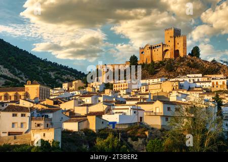 Weißes Dorf Velez Blanco bei Sonnenaufgang mit seinem auf einem Hügel gelegenen Schloss, das die Umgebung dominiert, Andalusien. Stockfoto