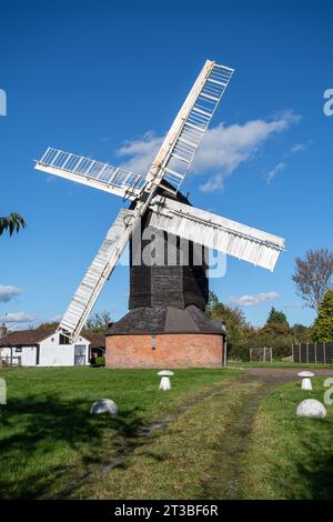 Outwood Windmill, eine historische Post-Mühle aus dem Jahr 1665 und ein denkmalgeschütztes Gebäude der Klasse I, Surrey, England, Großbritannien Stockfoto