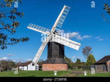 Outwood Windmill, eine historische Post-Mühle aus dem Jahr 1665 und ein denkmalgeschütztes Gebäude der Klasse I, Surrey, England, Großbritannien Stockfoto