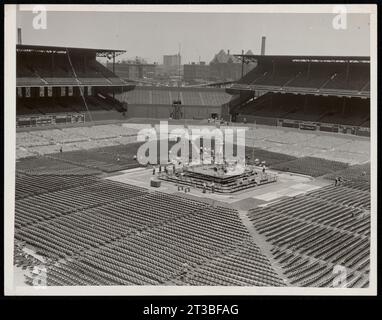 Fight Arena nimmt Gestalt an Eve of Battle Chicago an. Das Foto zeigt eine allgemeine Ansicht der elastischen Ring-Seitensitze im Comiskey Park, wo Jim Braddock morgen Abend seinen Titel im Schwergewicht gegen Joe Louis verteidigen wird. Stockfoto