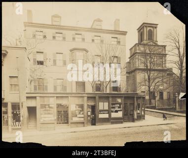 Harrison-Gray-Otis House, 2 Lynde St., Boston, Mass, Außenansicht des gesamten Hauses gegenüber der Cambridge St. ebenfalls gegenüber von Lynde Street und Cambridge Street eine alte Kirche, heute öffentliche Bibliothek, entworfen von Bulfinch. Errichtet 1793. Stockfoto